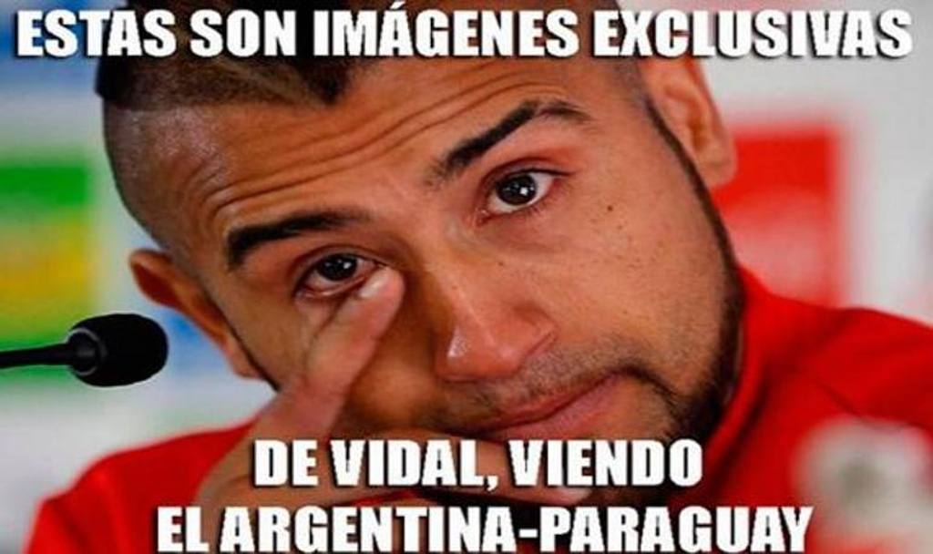 Le immagini esclusive di Vidal mentre guarda Argentina-Paraguay...